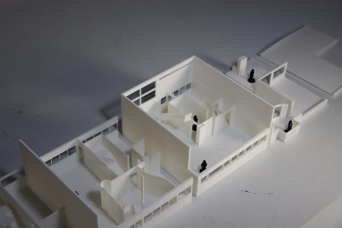 Maqueta interior con figuras a escala