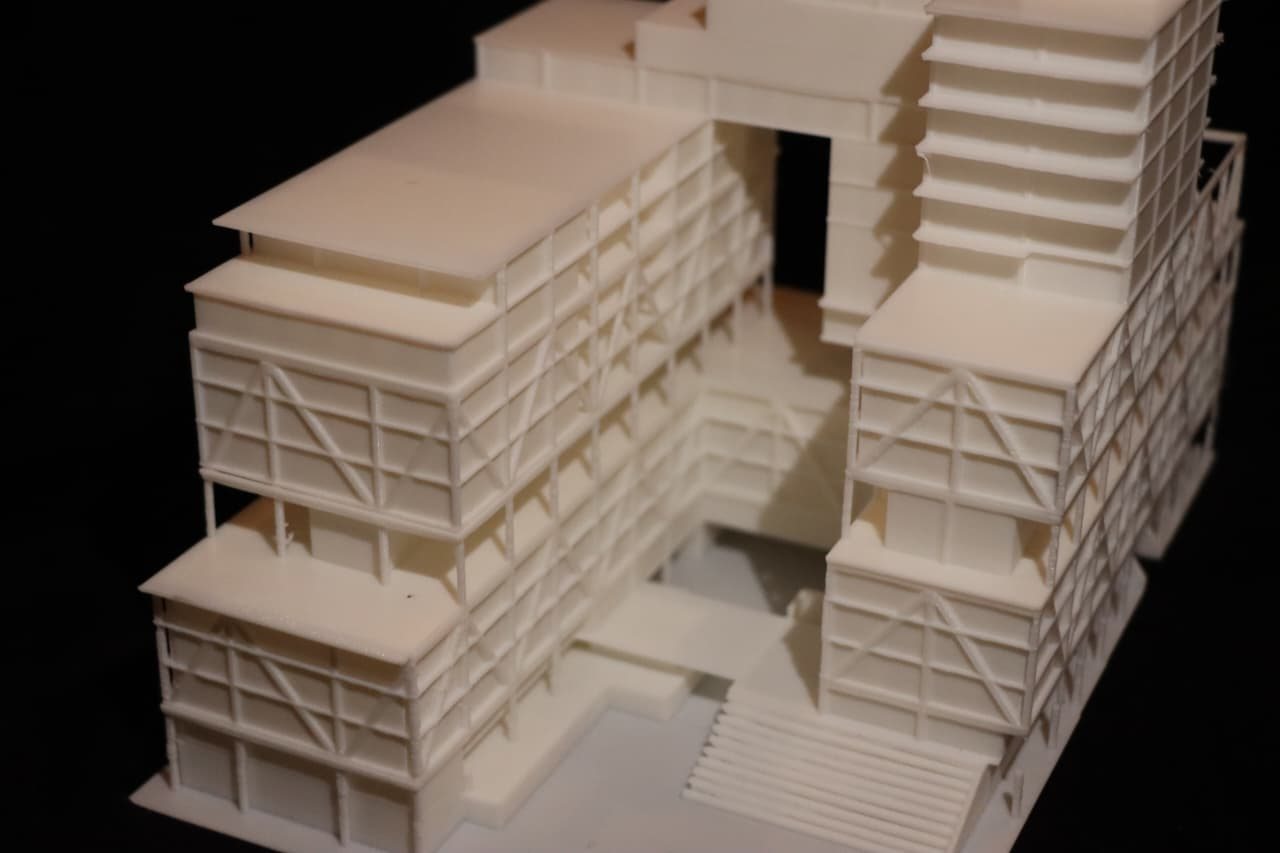 Maqueta arquitectónica impresa en 3D con estructura de fachada y escalinata