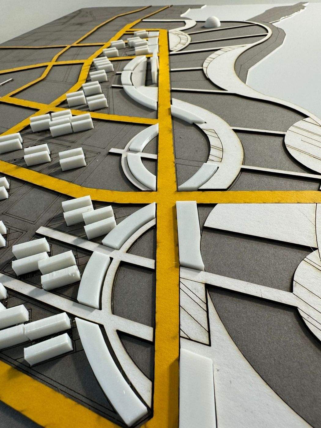 Maqueta de urbanismo con vías y lotes